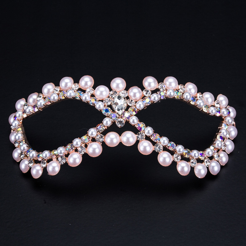 Из каких материалов изготавливаются праздничные маски?